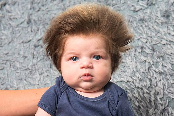 Junior Cox-Noon, un bebé con mucho pelo