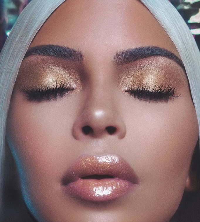 Kim Kardashian promociona su nuevo iluminador