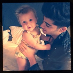 Direction on Los Chicos De One Direction Se Ponen Paternales Con Baby Lux