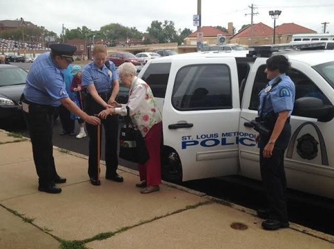 Señora de 102 años cumple su sueño de ser arrestada