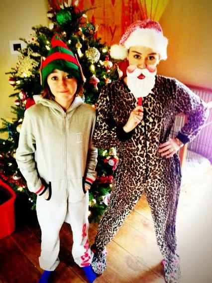 Miley Cyrus nos felicita la Navidad con "Jolene" y su hermana Noah