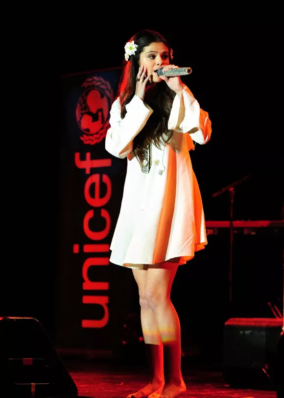 Una Selena Gomez muy hippie triunfa en el concierto de UNICEF haciendo versiones de Taylor Swift y Britney Spears