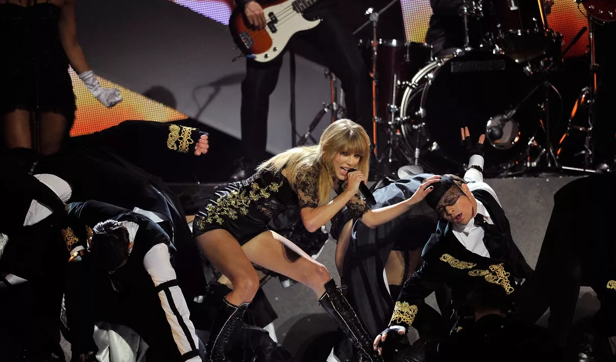 Taylor Swift: Actuación de "I Knew You Were Trouble" en los Brits