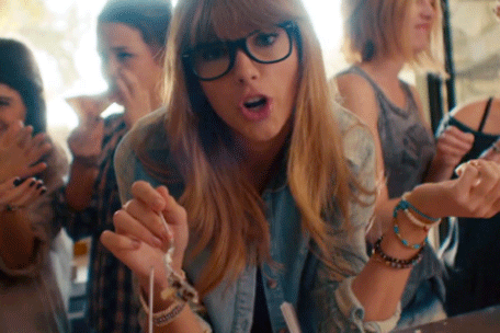 Taylor Swift se ríe de sus exnovios en el videoclip de "22"