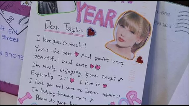Taylor Swift tira a la basura las cartas de sus fans