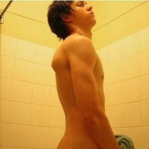 Niall Horan desnudo en la ducha