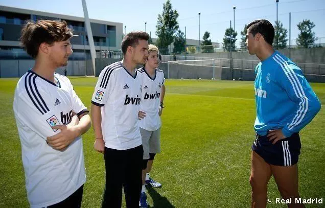 One Direction con Cristiano Ronaldo y Sergio Ramos