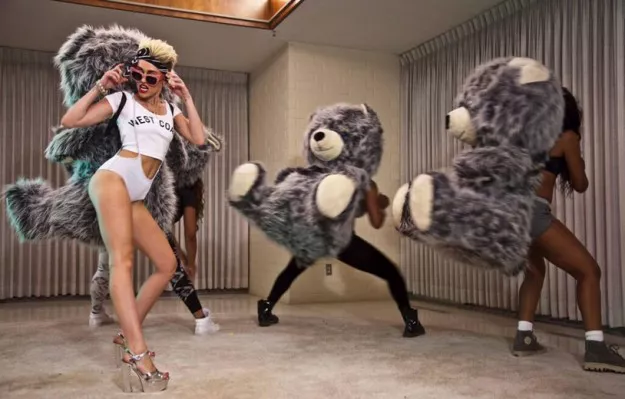 Miley Cyrus estrena el videoclip de "We Can't Stop" (PRIMERAS IMÁGENES)