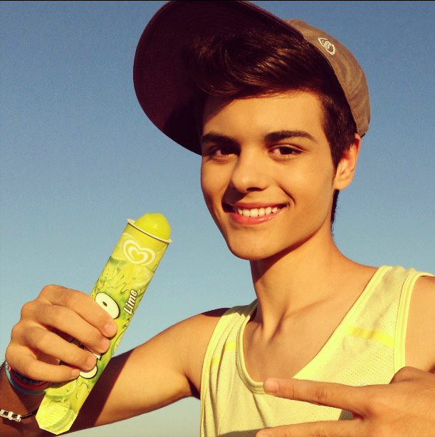 ¿Es Abraham Mateo gay?