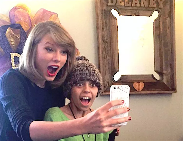 Taylor Swift emociona visitando a una fan enferma de cáncer