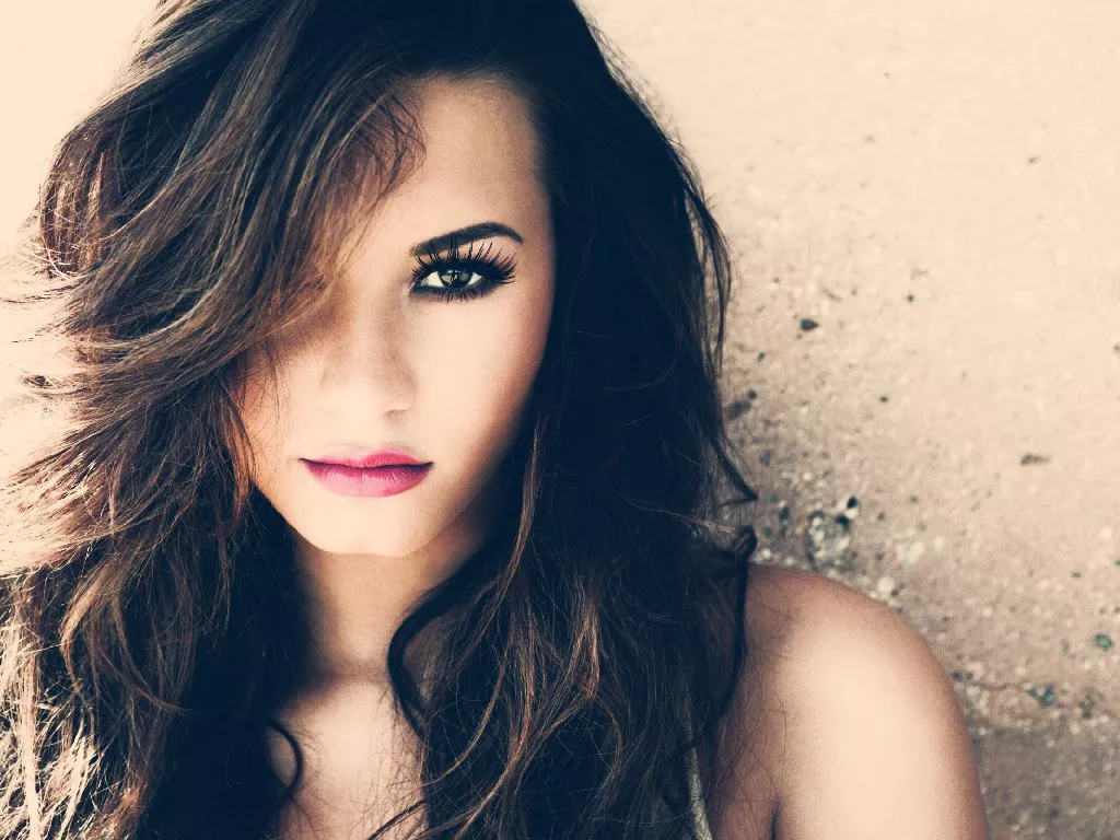 Demi Lovato se acuerda de los que ya no están para despedir el 2015