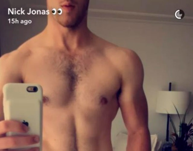 Nick Jonas sin camiseta en Snapchat