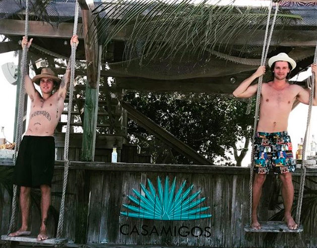 Justin Bieber sin camiseta con Patrick Schwarzenegger de vacaciones