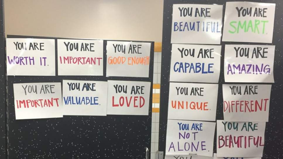 Esta estudiante ha cambiado los espejos de su instituto por mensajes positivos