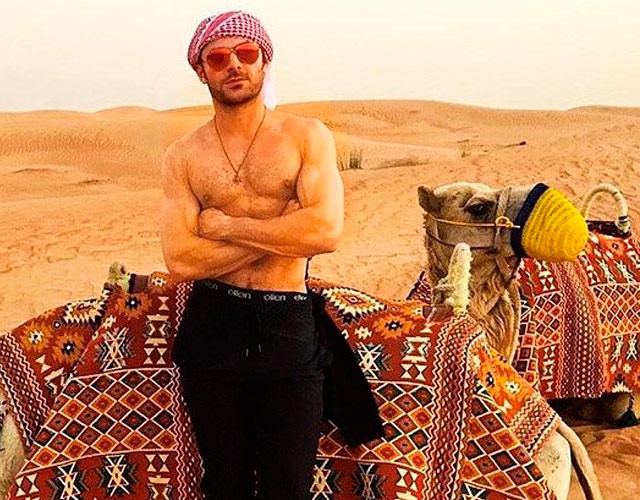 Zac Efron sin camiseta en el desierto