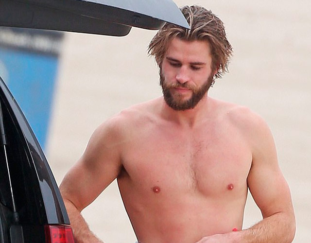 Liam Hemsworth sin camiseta en Malibú