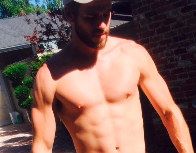 Liam Hemsworth sin camiseta en Instagram