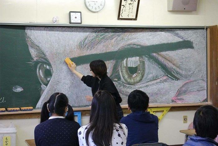 Estos estudiantes llevan un año ilustrando las pizarras de su instituto con obras de arte