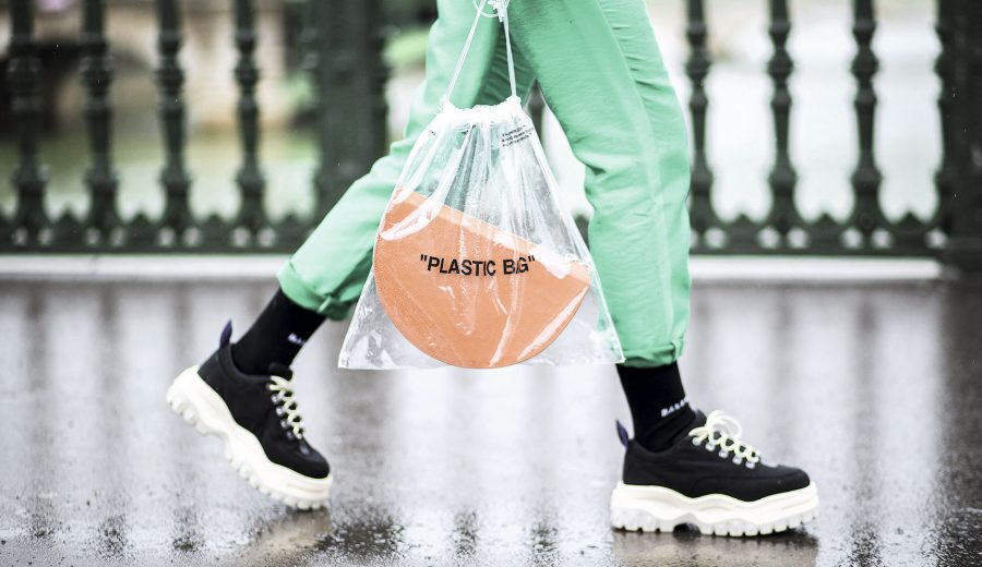 El bolso para guardar el bolso: la tendencia perfecta para la lluvia