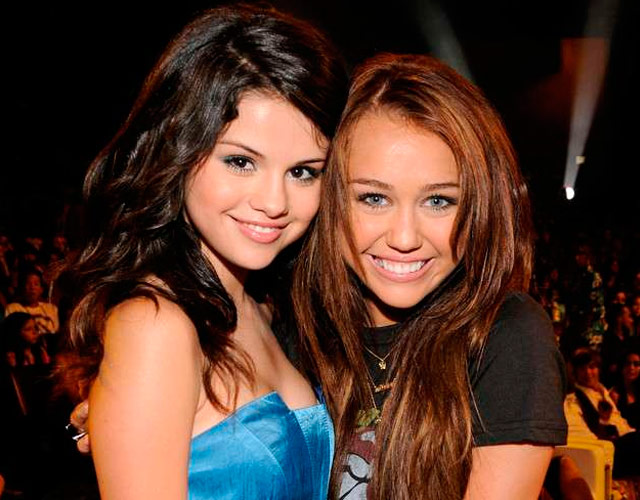 Miley Cyrus defiende a Selena Gómez de los insultos de Stefano Gabanna