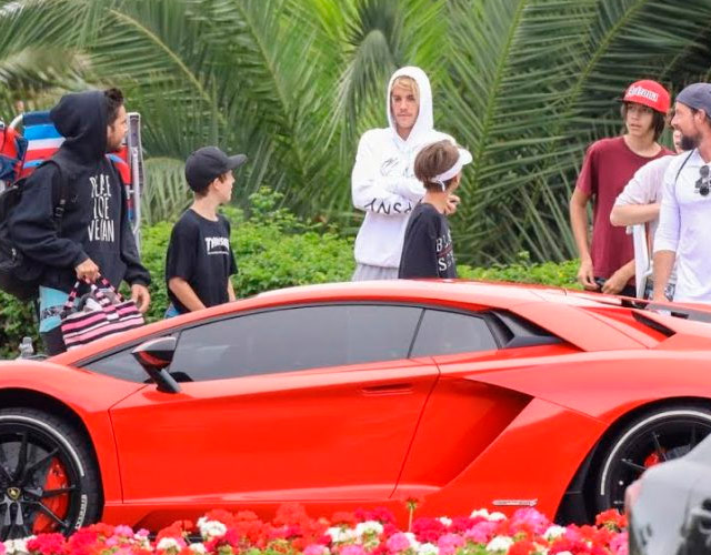 Así recibe su nuevo cochazo Justin Bieber, un Lamborghini Aventador
