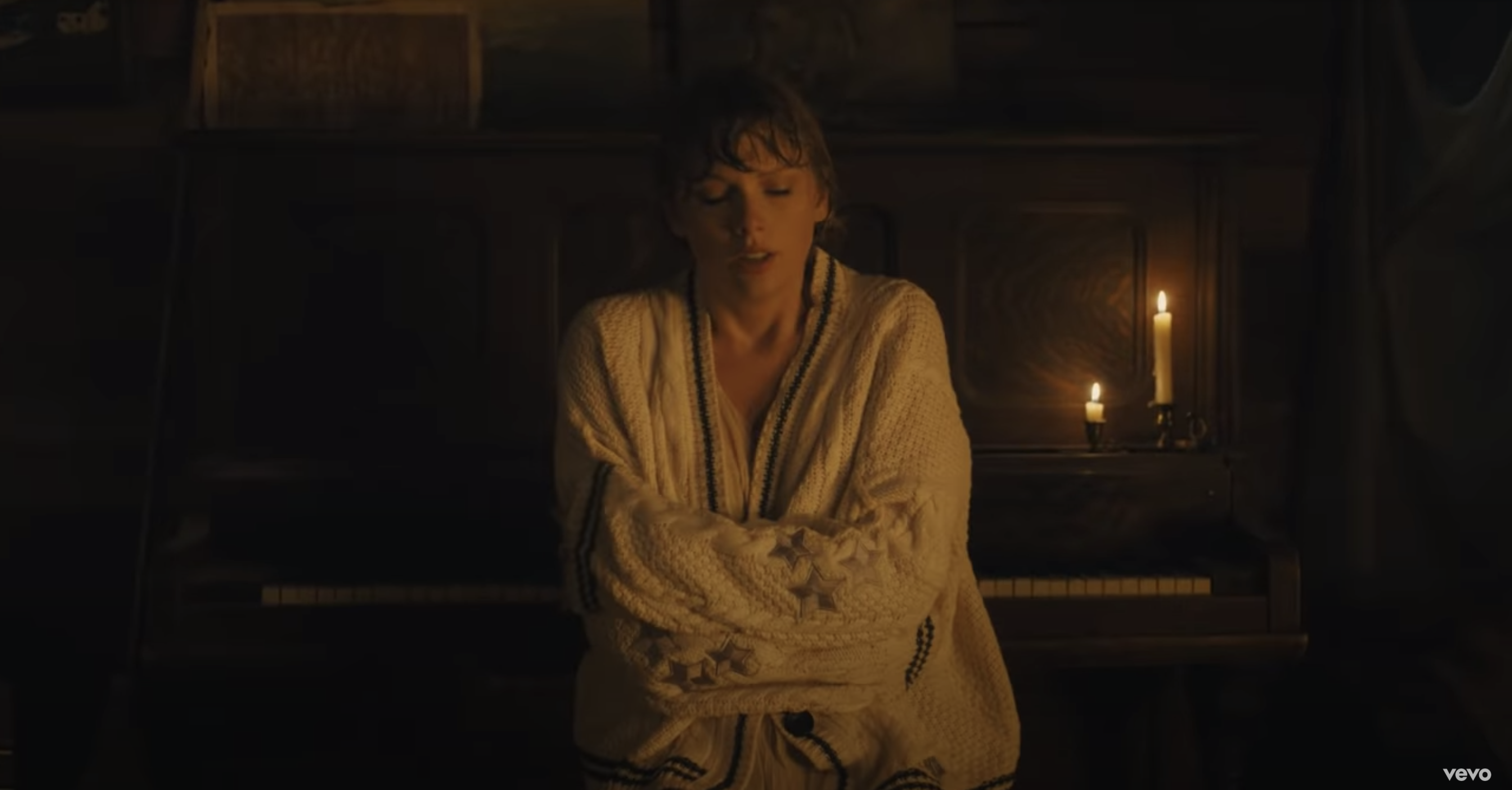 Puedes comprar el suéter exacto que Taylor Swift usa en su "Cardigan" video musical