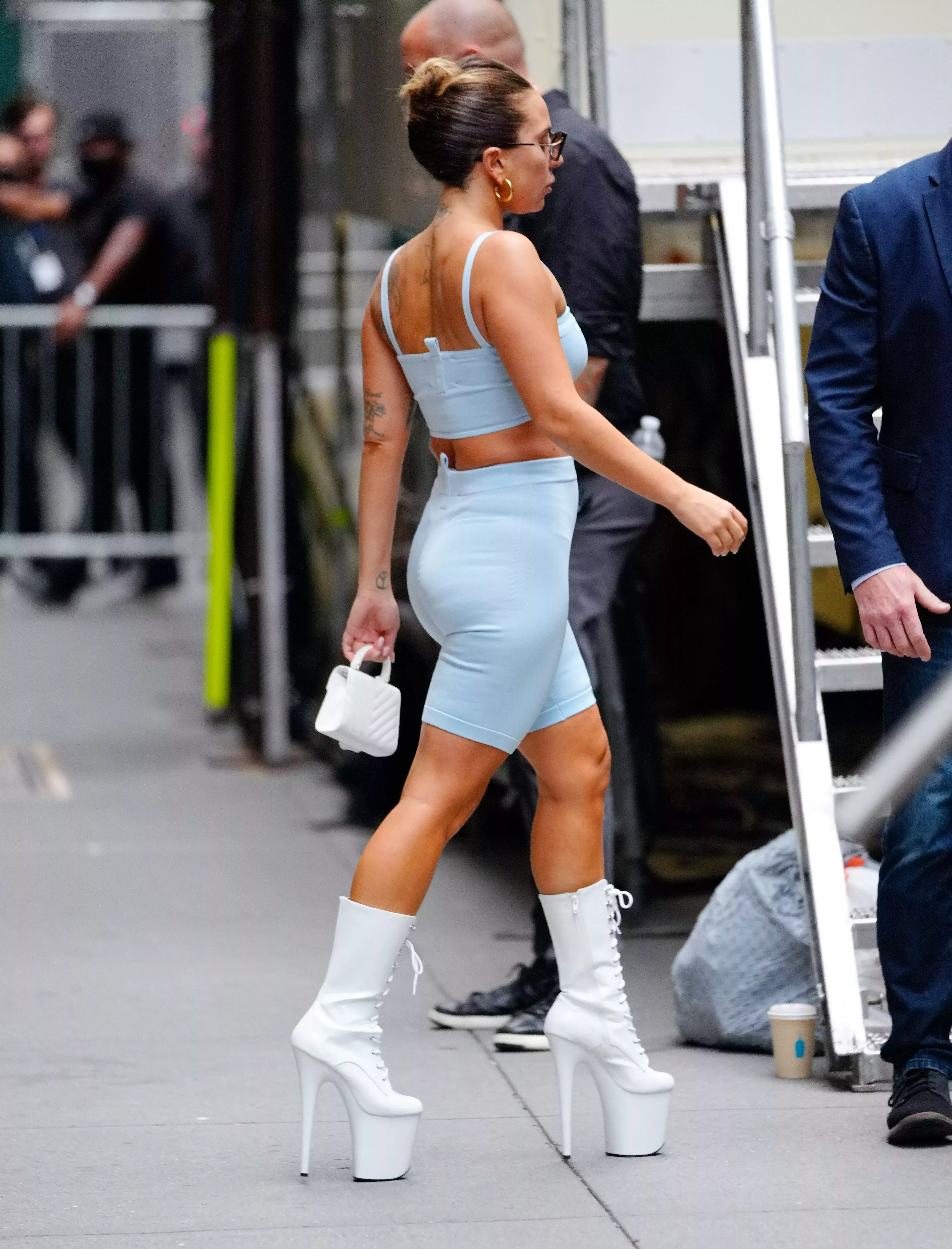 Lady Gaga sale a la calle con botas de plataforma de 20 cm, un top bandeau y pantalones cortos de ciclista