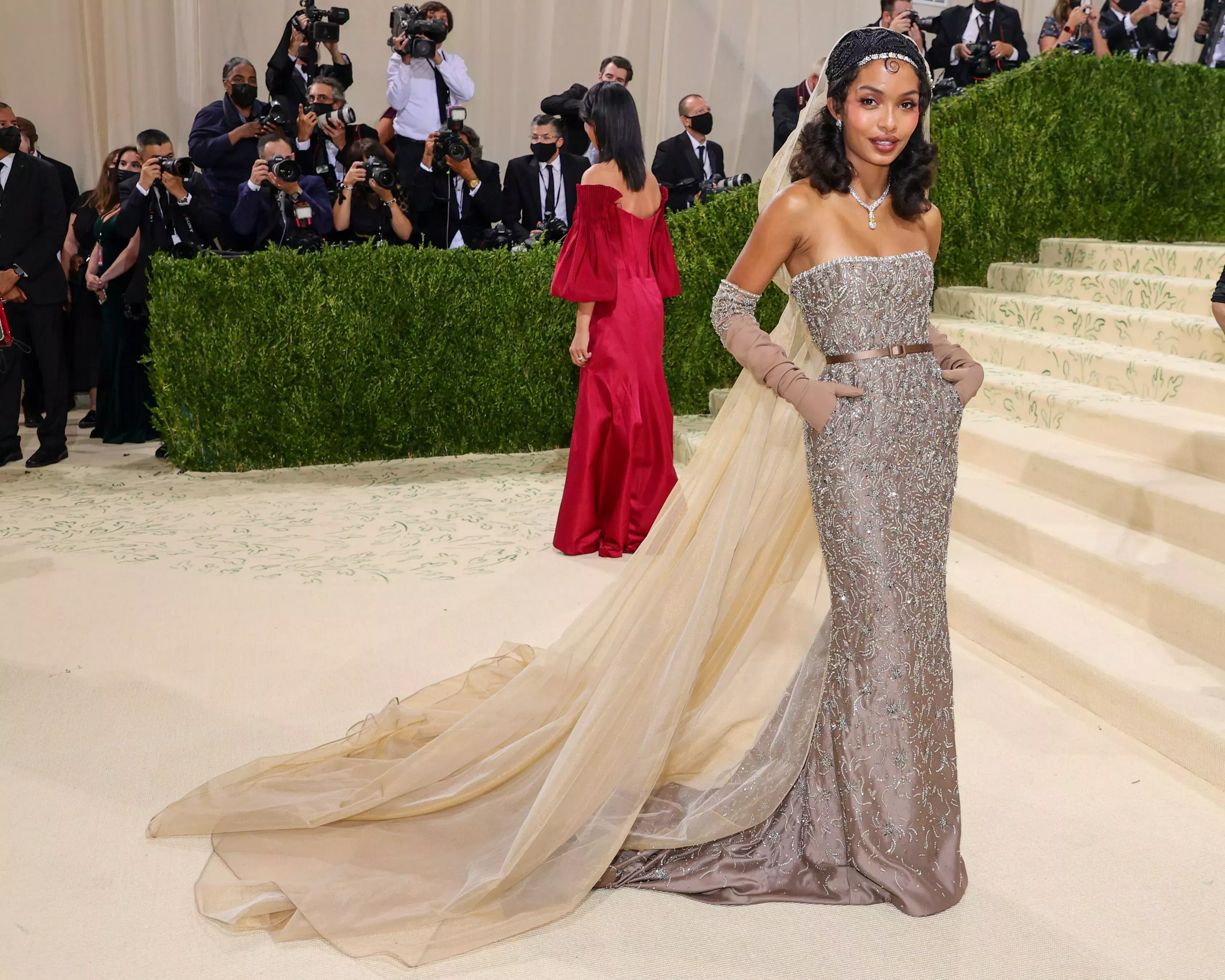 Yara Shahidi llega a la Gala del Met 2021 con un vestido de cuentas inspirado en Josephine Baker