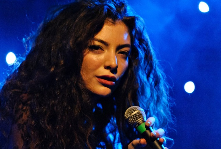 Lorde Defends supuestamente, mandó callar a sus fans en un concierto