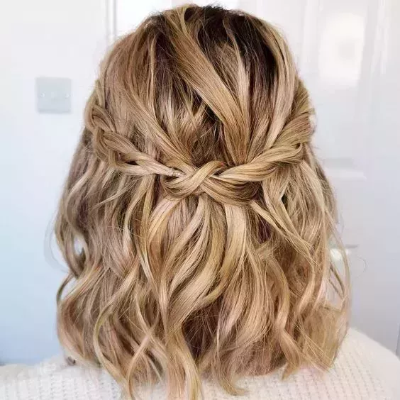 20 bonitos peinados de fiesta para el pelo corto