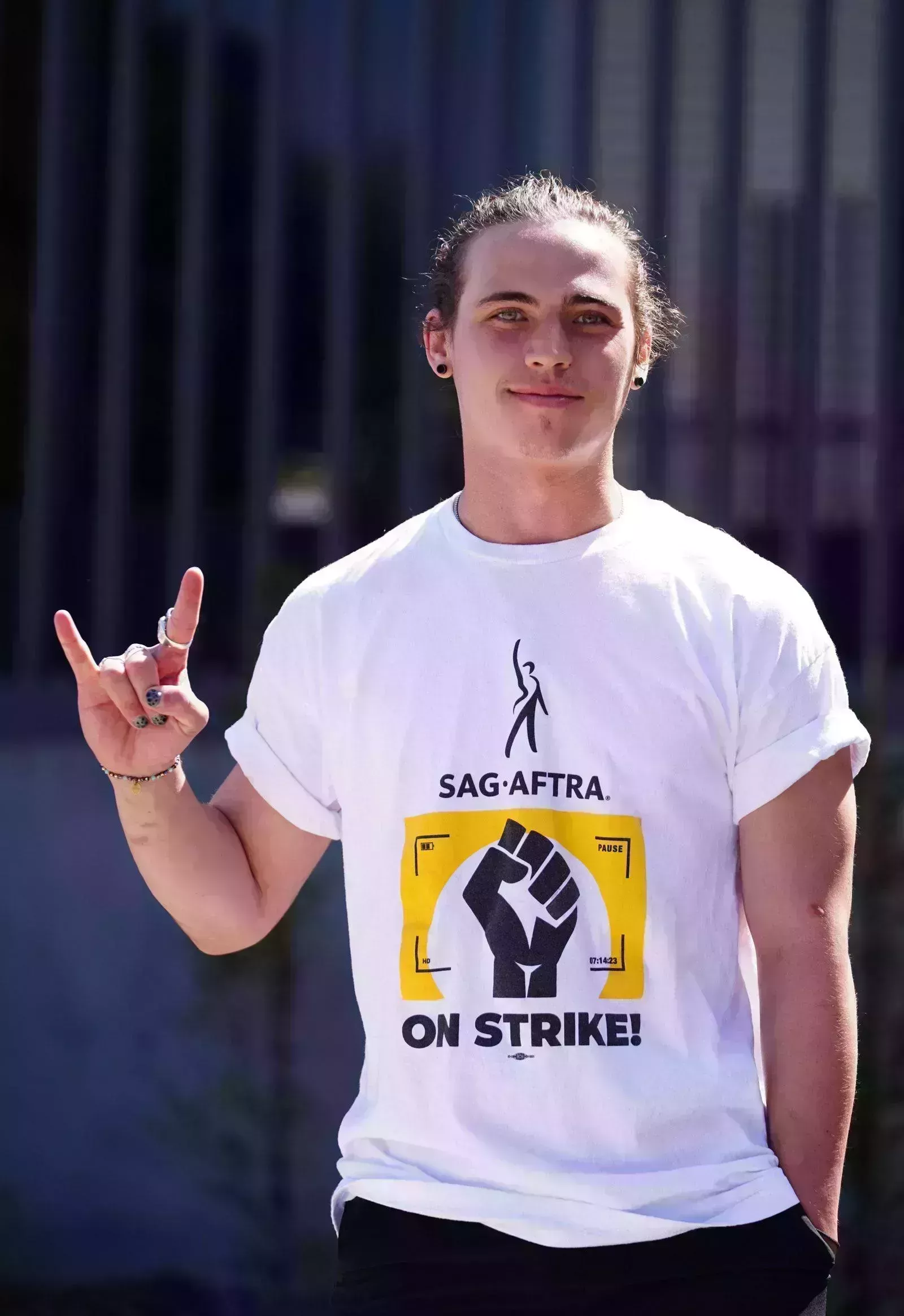 45 actores y expertos comparten sus opiniones sobre las huelgas SAG-AFTRA y WGA