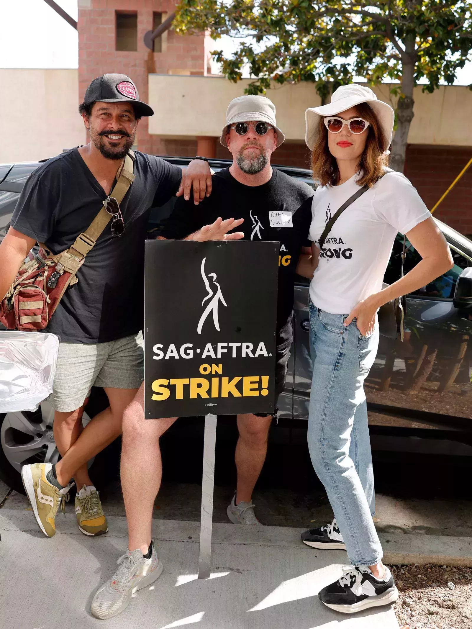 45 actores y expertos comparten sus opiniones sobre las huelgas SAG-AFTRA y WGA