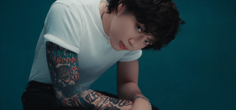 Los tatuajes de BTS Jung Kook: Una guía de su tinta y significados