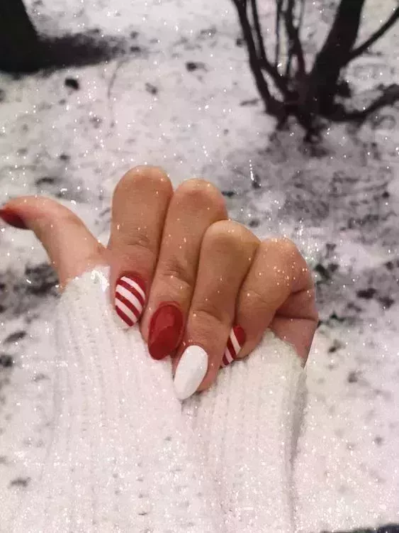 25 Bonitas uñas blancas de Navidad en 2023