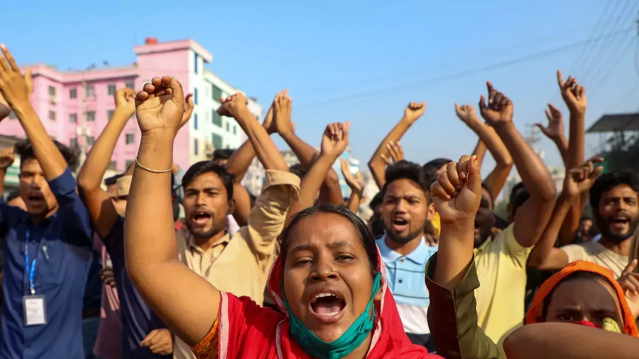 En Bangladesh las trabajadoras de la confección aumentaron su salario a 112 dólares al mes y exigen más