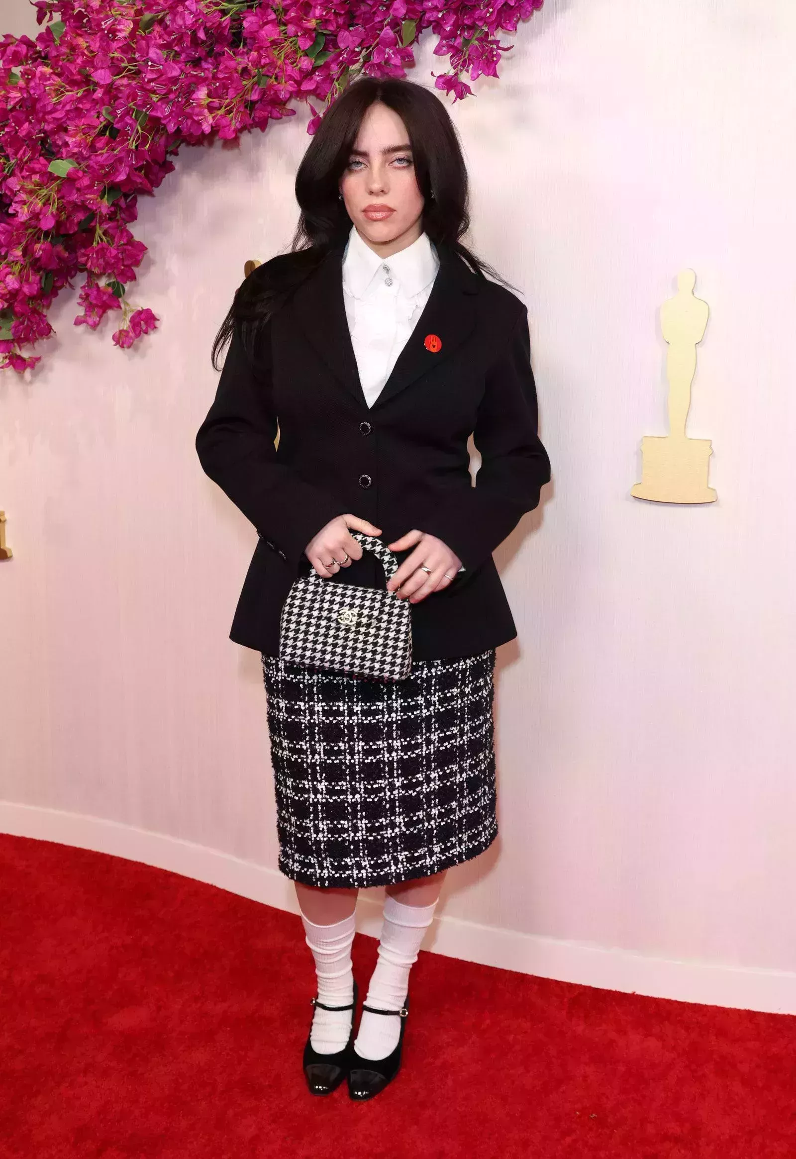 El look de Billie Eilish para los Oscars 2024 es de colegiala chic