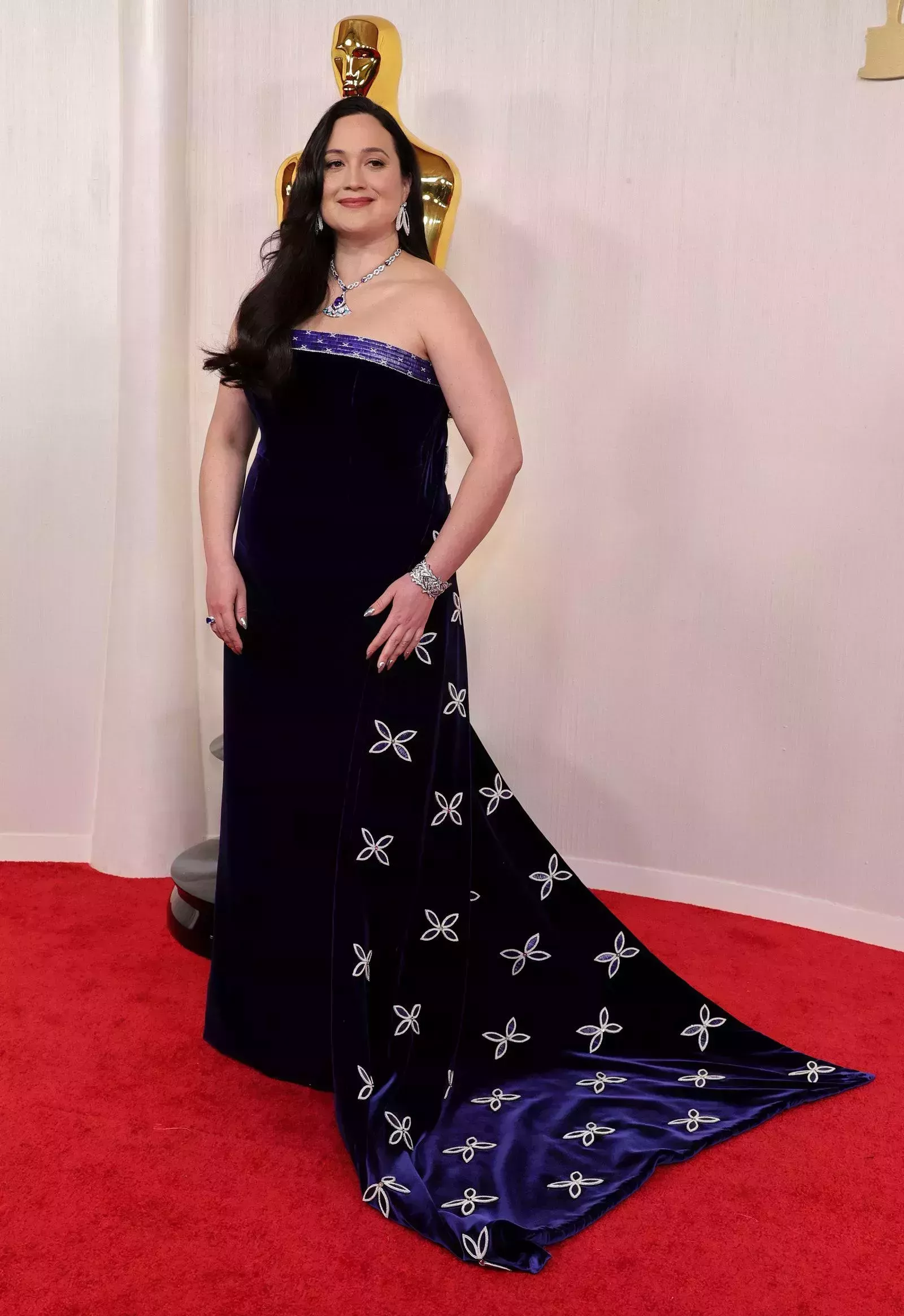 El significativo vestido de Lily Gladstone para los Oscar incluía 216 pétalos de pétalos de colores