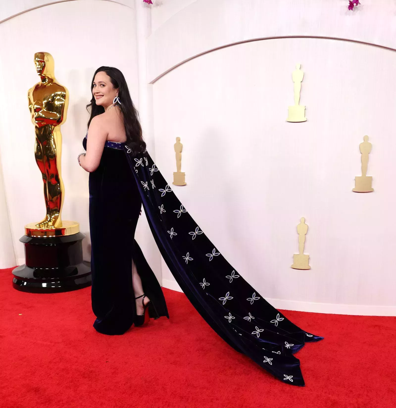El significativo vestido de Lily Gladstone para los Oscar incluía 216 pétalos de pétalos de colores