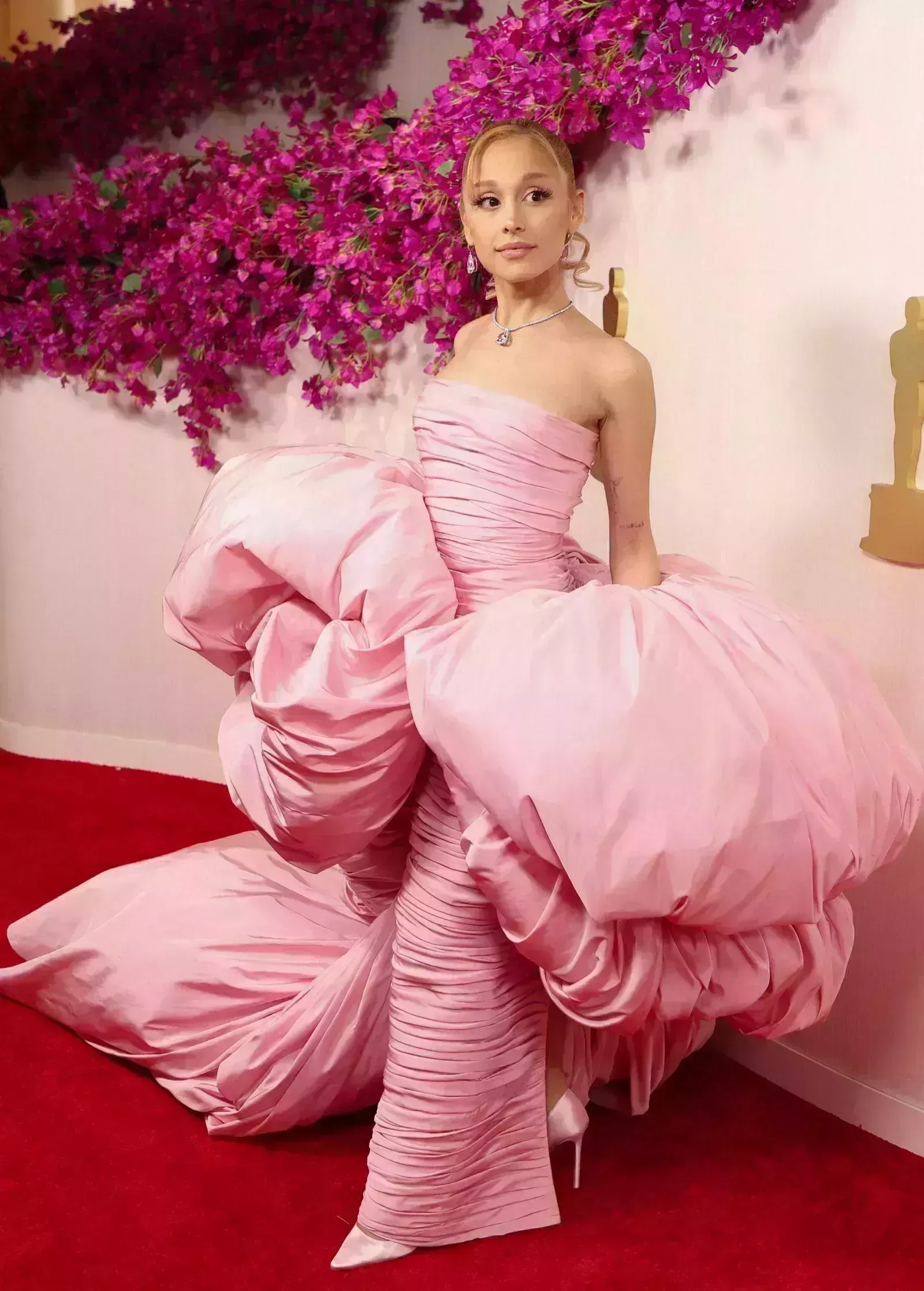 El vestido de Ariana Grande para los Oscars 2024 es 100% glindacore