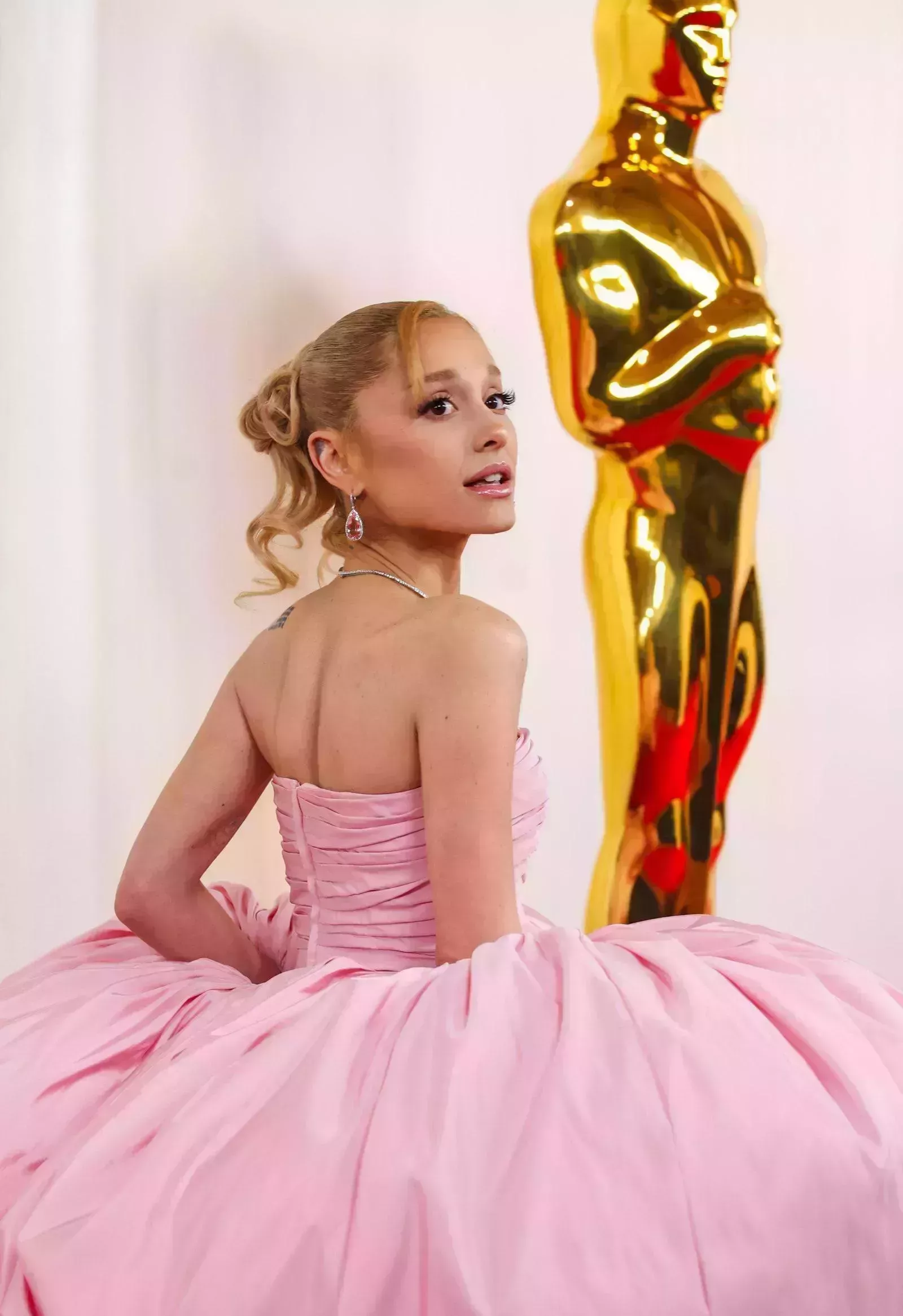El vestido de Ariana Grande para los Oscars 2024 es 100% glindacore