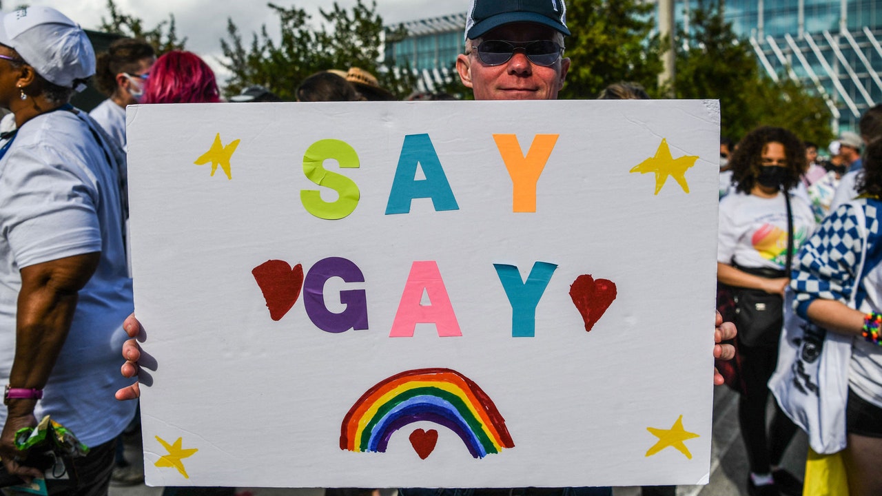 Un nuevo acuerdo anula parte de la ley "No digas gay" de Florida