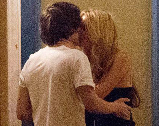 ¡Harry Styles se besa con Emma Ostilly en una cita!