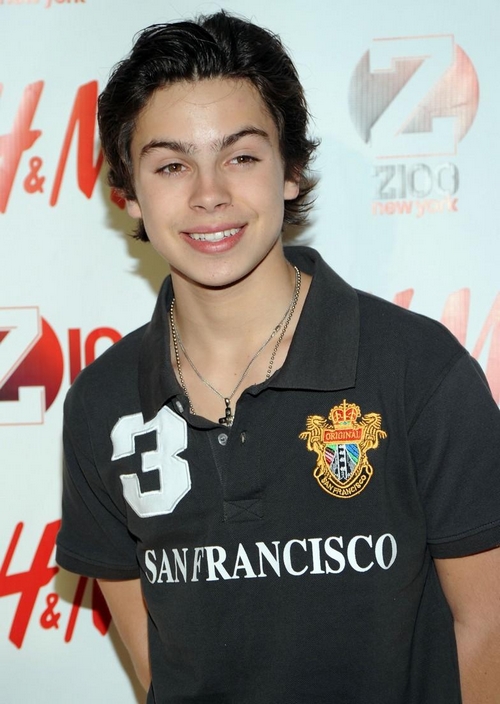 Jake T Austin llega a la alfombra roja de los Z100 Jingle Ball 2010 el 