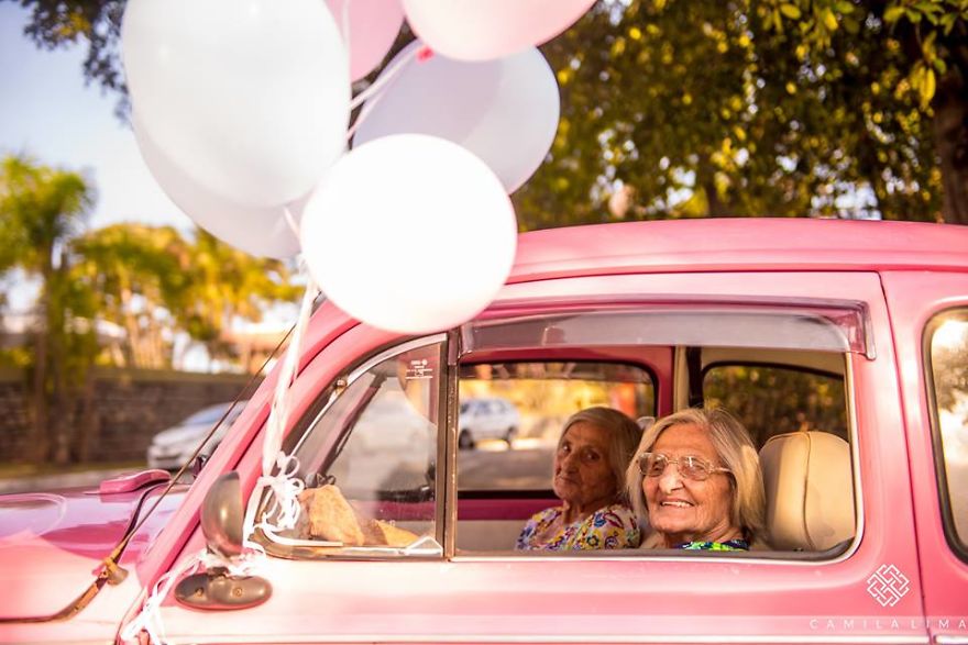 Gemelas se hacen una sesión de fotos por su 100 cumpleaños