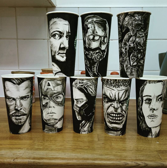 Artista dibuja en vasos de starbucks