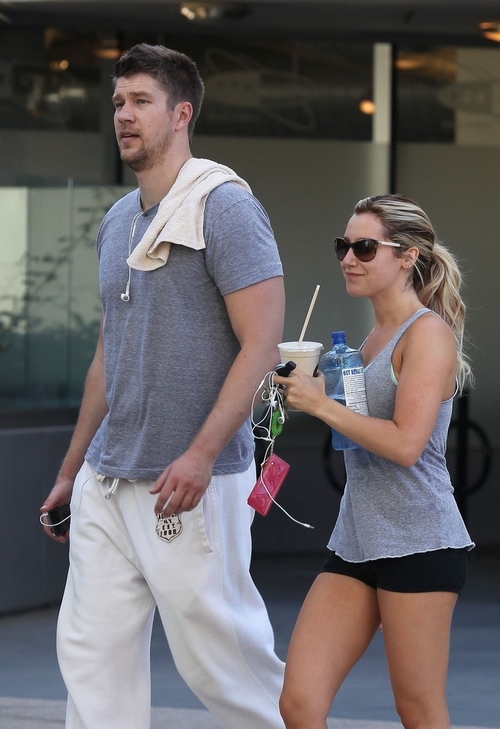 ashley-tisdale-scott-speer-gimnasio-001