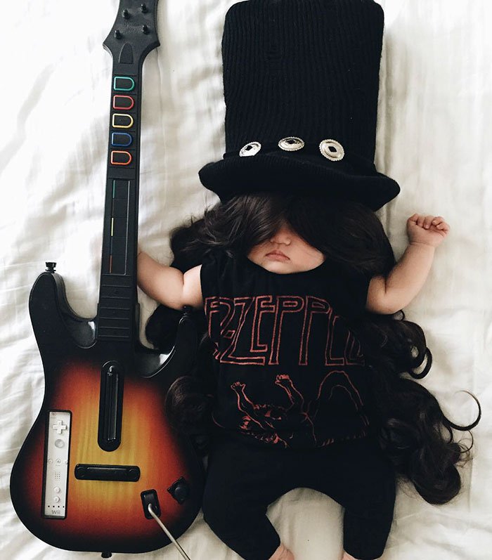 Madre disfraza a su bebé mientras duerme