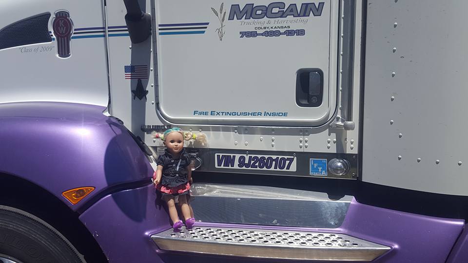 Camionero se lleva la muñeca de su hija al trabajo