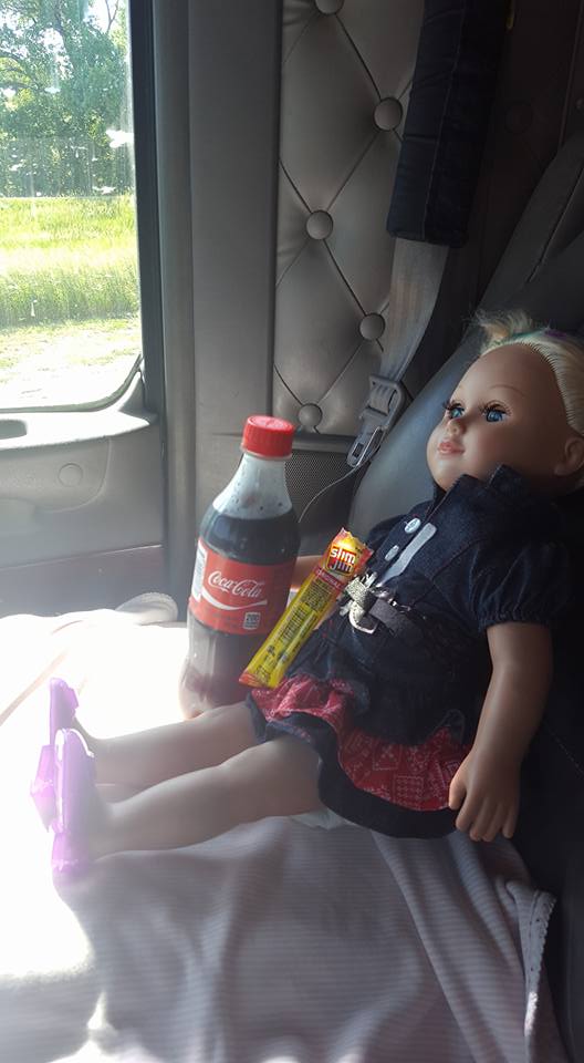 Camionero se lleva la muñeca de su hija al trabajo