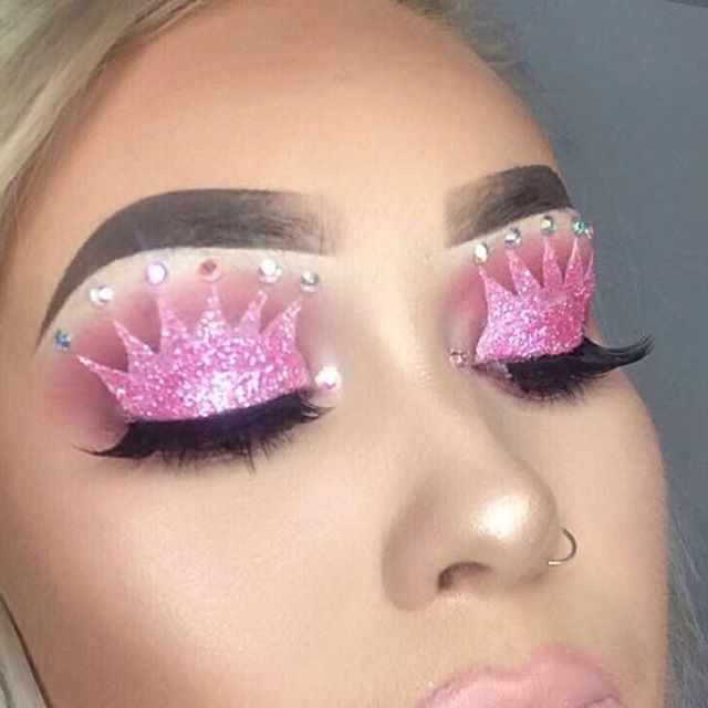 Maquillaje con coronas en los párpados